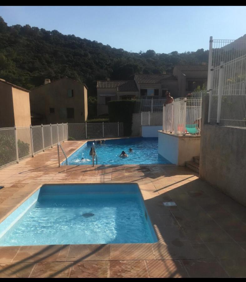 Cavalaire Vue Mer Au Loin Maisonnette Tout Equipee Pour 4 Personnes Avec Piscine Clim Wifi Velos Tv Barbecues ภายนอก รูปภาพ