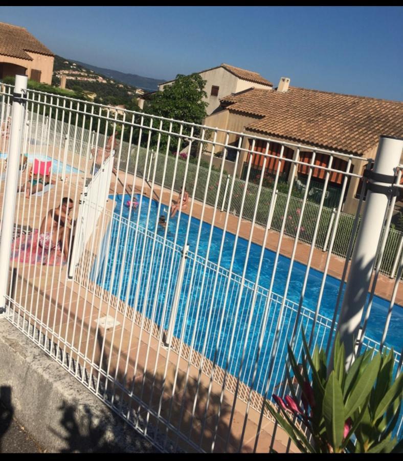 Cavalaire Vue Mer Au Loin Maisonnette Tout Equipee Pour 4 Personnes Avec Piscine Clim Wifi Velos Tv Barbecues ภายนอก รูปภาพ