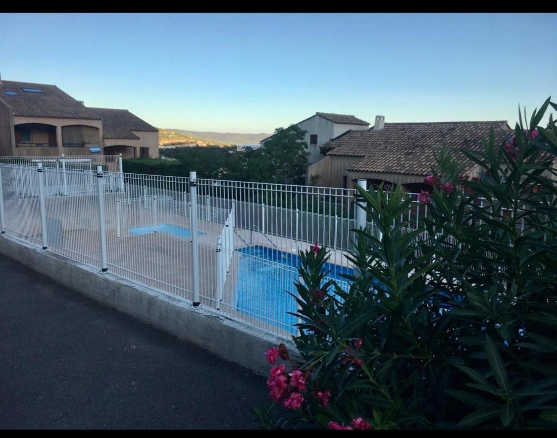 Cavalaire Vue Mer Au Loin Maisonnette Tout Equipee Pour 4 Personnes Avec Piscine Clim Wifi Velos Tv Barbecues ภายนอก รูปภาพ