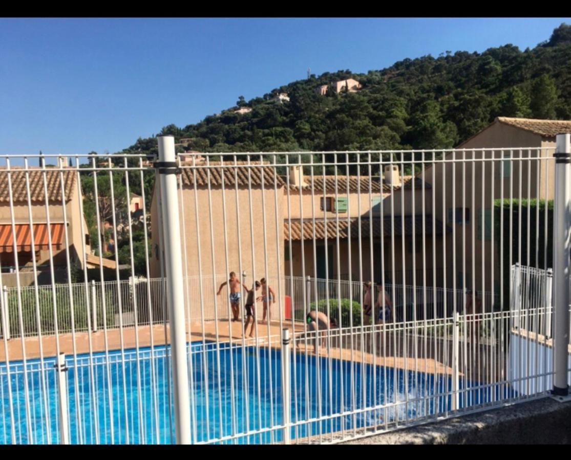 Cavalaire Vue Mer Au Loin Maisonnette Tout Equipee Pour 4 Personnes Avec Piscine Clim Wifi Velos Tv Barbecues ภายนอก รูปภาพ