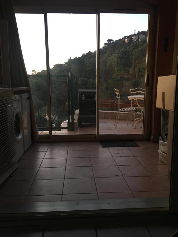 Cavalaire Vue Mer Au Loin Maisonnette Tout Equipee Pour 4 Personnes Avec Piscine Clim Wifi Velos Tv Barbecues ภายนอก รูปภาพ